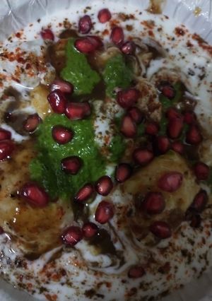 A picture of Dahi bhalle.