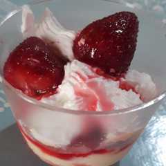 Una foto de Postre de frutilla con crema