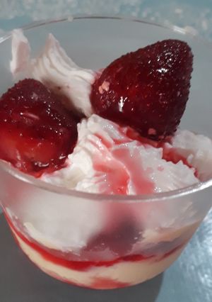 Una foto de Postre de frutilla con crema