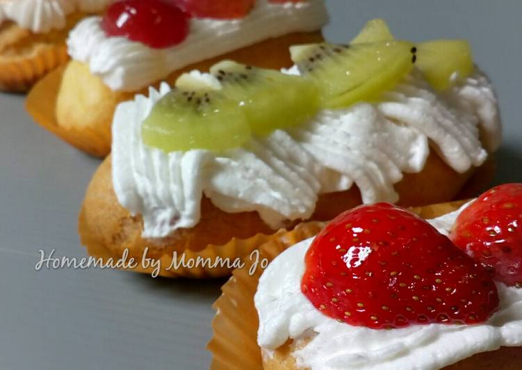 Eclair (with fruit topping)