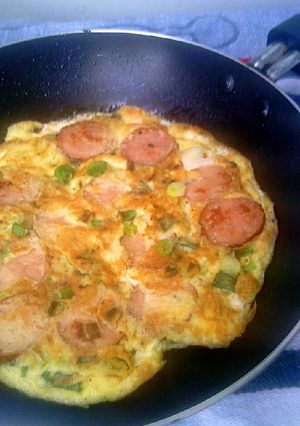 A picture of Green Onion Sausage Omelette.