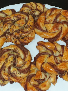 Una foto de Caracolas de hojaldre con chocolate rápidas