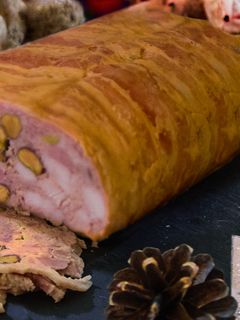 Una foto de Embutido casero con pistachos y foie