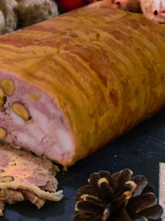 Una foto de Embutido casero con pistachos y foie