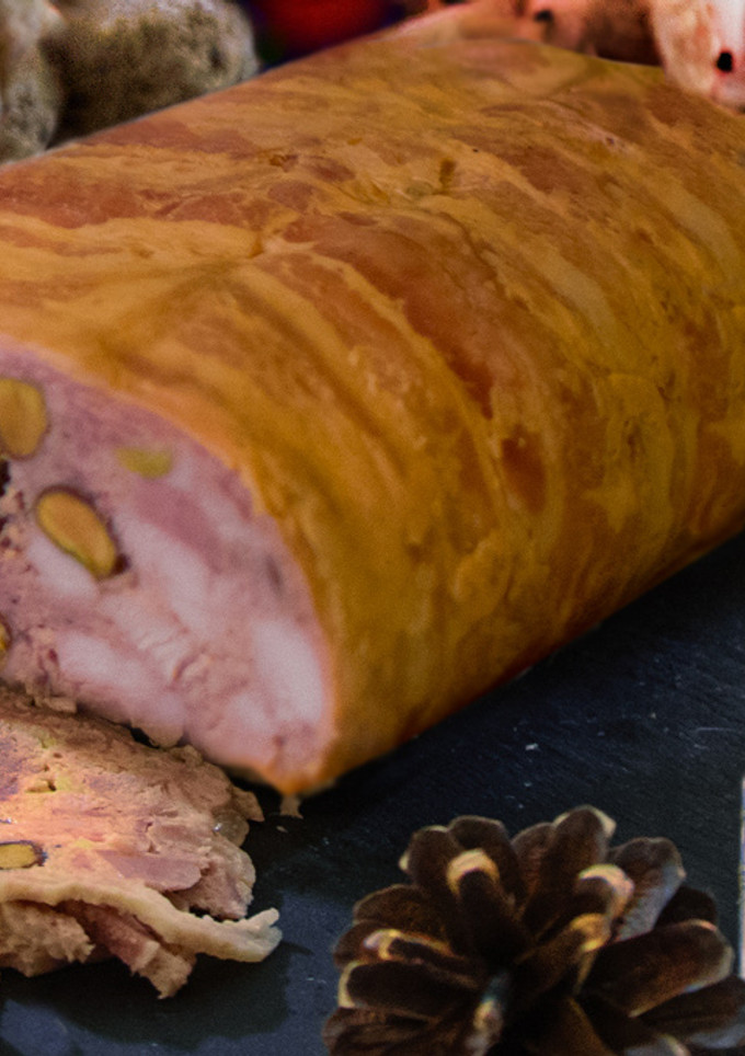 Una foto de Embutido casero con pistachos y foie
