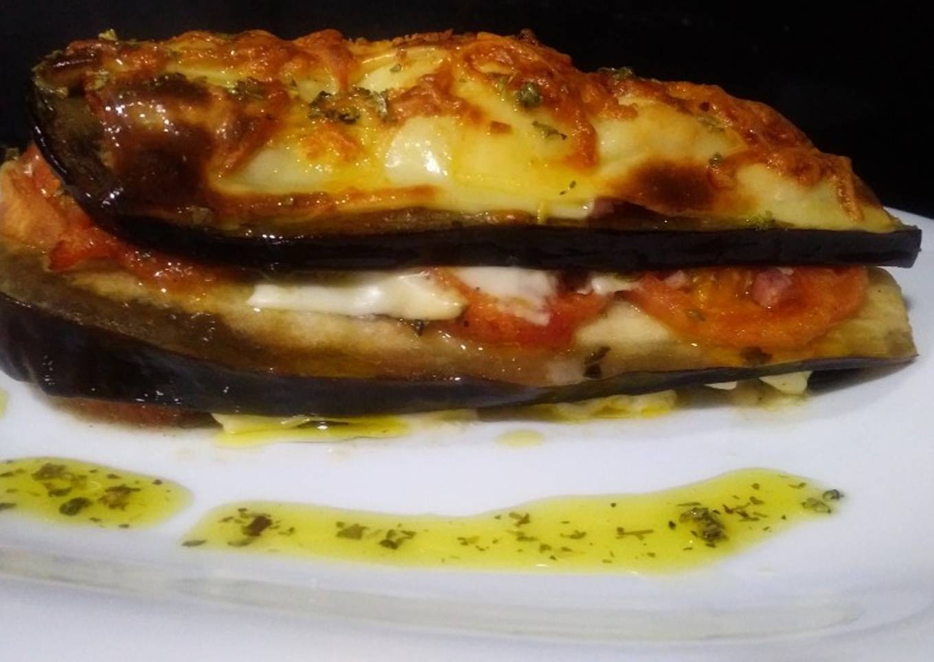 Milhoja de berenjena, tomate y queso