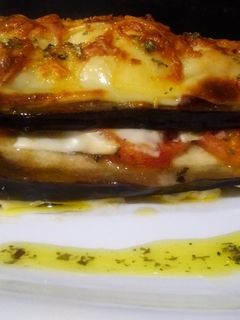 Una foto de Milhoja de berenjena, tomate y queso