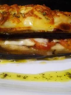 Una foto de Milhoja de berenjena, tomate y queso