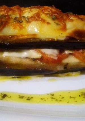 Una foto de Milhoja de berenjena, tomate y queso