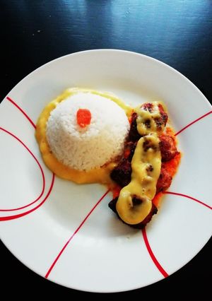 A picture of Chicken breasts in avokado sauce.