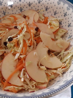 Una foto de Ensalada de col y manzana