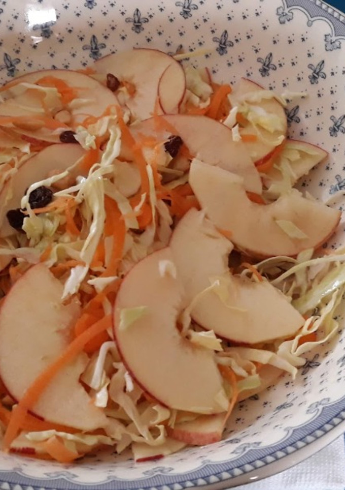 Una foto de Ensalada de col y manzana
