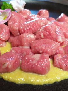 Foto di Gnocchi di patate alla barbabietola su crema di porri