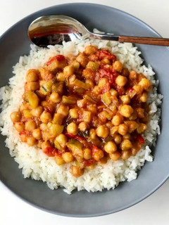 Una foto de Arroz con garbanzos, calabacín y pimientos