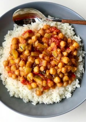 Foto principal de Arroz con garbanzos, calabacín y pimientos