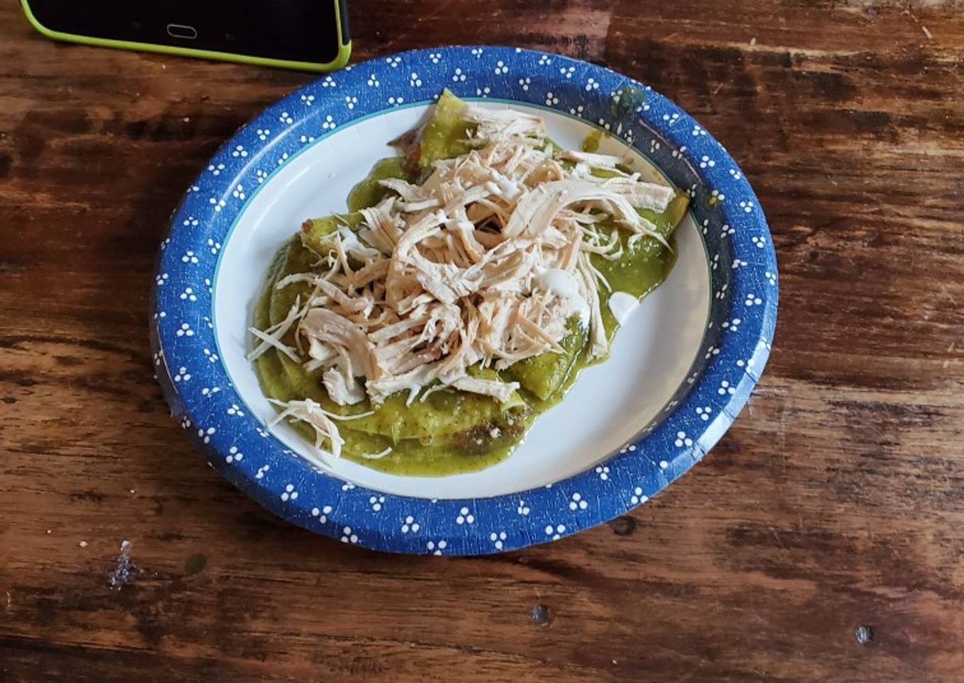 Quesadillas bañadas en salsa verde
