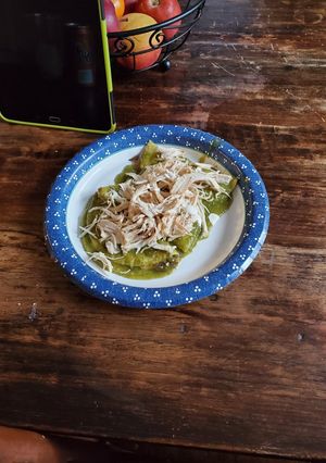 Una foto de Quesadillas bañadas en salsa verde