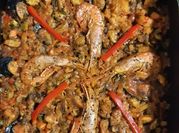 Una foto de paella de mariscos
