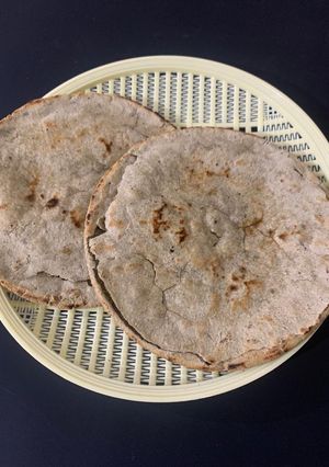 બાજરી ના રોટલા (Bajri Rotla Recipe In Gujarati) રેસીપી મુખ્ય ફોટો