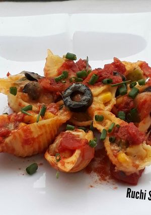 A picture of Cheese and vegetable stuffed shell pasta.