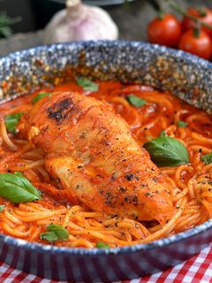 Bazsalikomos-paradicsomos spagetti csirkemellel recept fotója