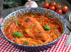 Bazsalikomos-paradicsomos spagetti csirkemellel recept fotója