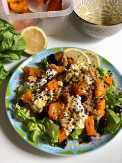 Una foto de Ensalada de otoño con calabaza asada y lentejas