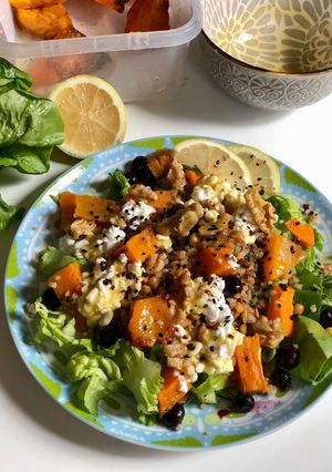 Una foto de Ensalada de otoño con calabaza asada y lentejas