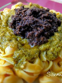 Una foto de 49.🍝Tortellini 4 quesos con pesto y salsa de setas y trufa