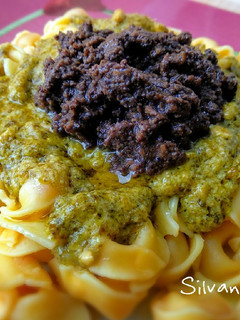 Una foto de 49.🍝Tortellini 4 quesos con pesto y salsa de setas y trufa