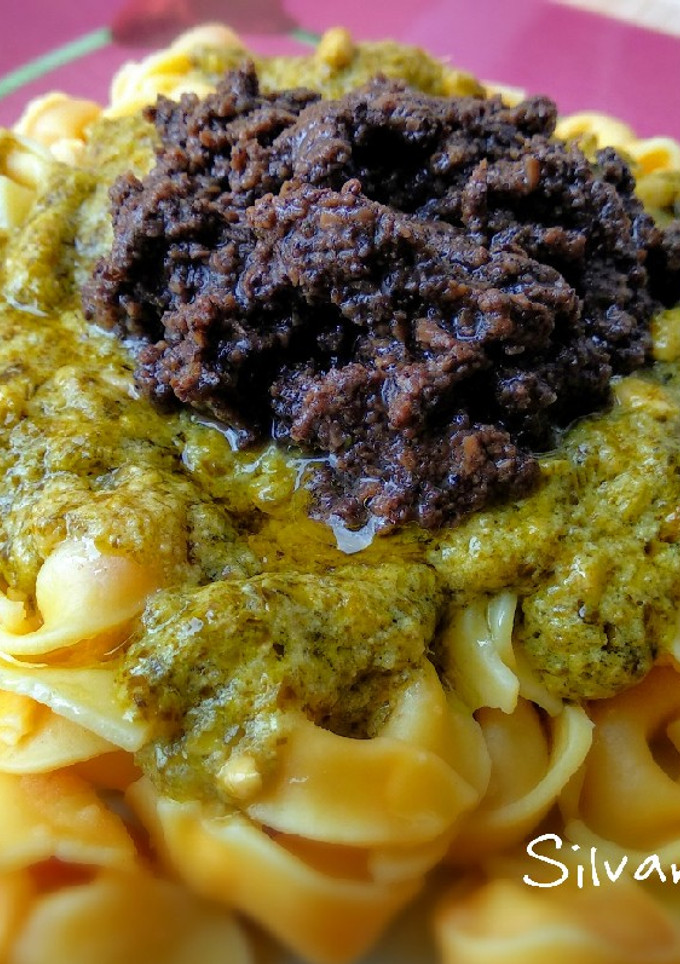 Una foto de 49.🍝Tortellini 4 quesos con pesto y salsa de setas y trufa