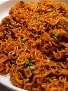 صورة لوصفة إندومي بصوص جديد ومميز حار نار 😋😋