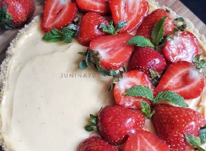 Foto resep Layered Strawberry Tart - No bake