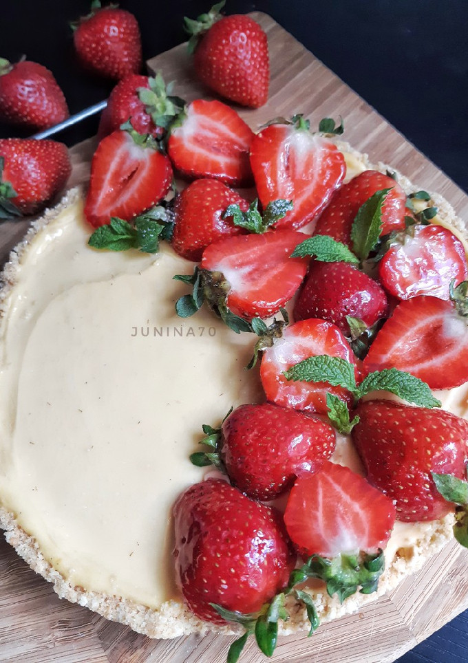 Foto resep Layered Strawberry Tart - No bake