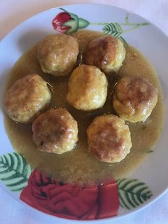 Una foto de Albóndigas de pollo con salsa de cebolla