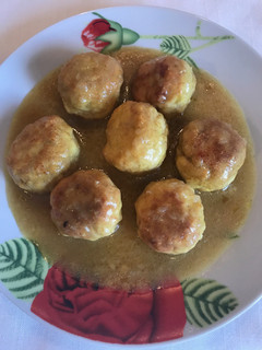 Una foto de Albóndigas de pollo con salsa de cebolla