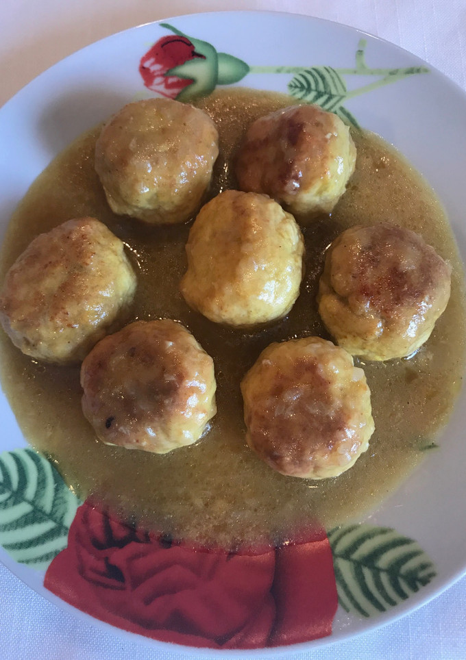Una foto de Albóndigas de pollo con salsa de cebolla