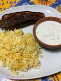Aubergine rôtie au miel et épices, sauce yaourt et riz au safran