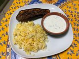 Aubergine rôtie au miel et épices, sauce yaourt et riz au safran