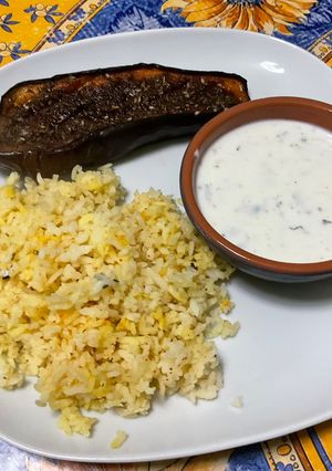 Une photo de Aubergine rôtie au miel et épices, sauce yaourt et riz au safran