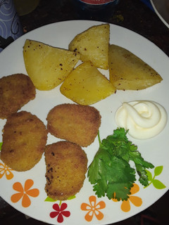 Una foto de Papas doradas con nugget de pollo
