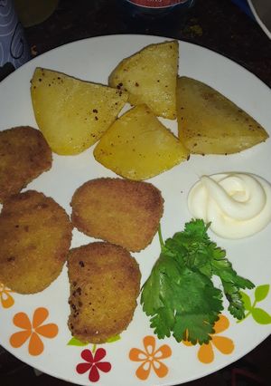 Una foto de Papas doradas con nugget de pollo