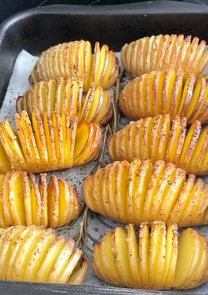 Une photo de Pommes de terre rôties à la suédoise - hasselback potatoes