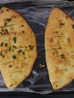 ગાર્લિક બ્રેડ (Garlic Bread Recipe in Gujarati) રેસીપી મુખ્ય ફોટો