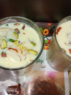 वनीला बादाम शेक(vanilla badam shake recipe in hindi) रेसिपी मुख्य फोटो