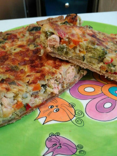 Una foto de Quiche de verduras y salmón con base multicereales y sin mantequilla