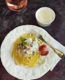 Tonhalas-kapribogyós spagetti krémsajtos-fetás mártásban