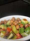 Ensalada de kiwi, tomate, aguacate y aceitunas