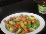 Ensalada de kiwi, tomate, aguacate y aceitunas