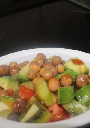 Una foto de Ensalada de kiwi, tomate, aguacate y aceitunas
